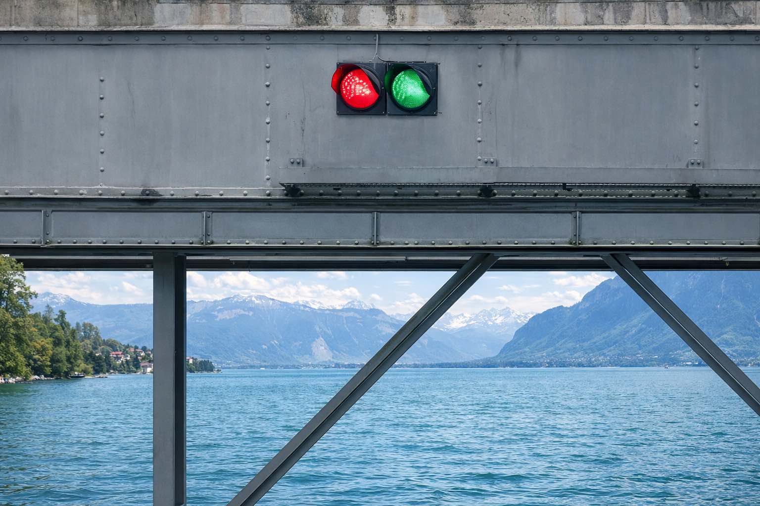 Passage interdit, mais préparez-vous à vous mettre en marche (feux posés côte à côte)