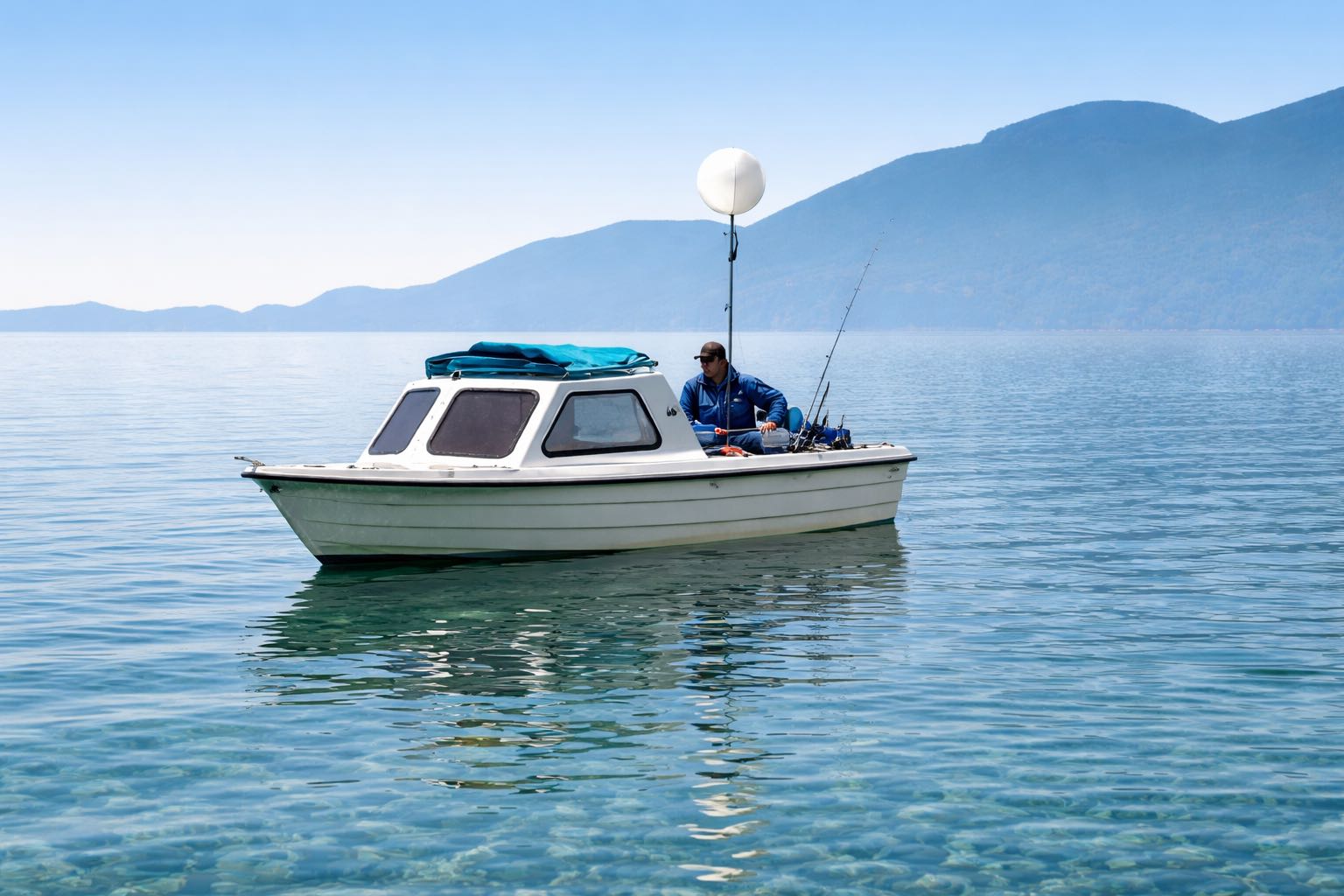 Bateau professionnel pratiquant la pêche à la traîne